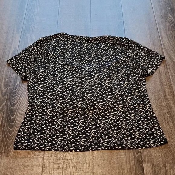 🍁 Forever 21+ patterned Top 🍁 - Picture 3 of 3